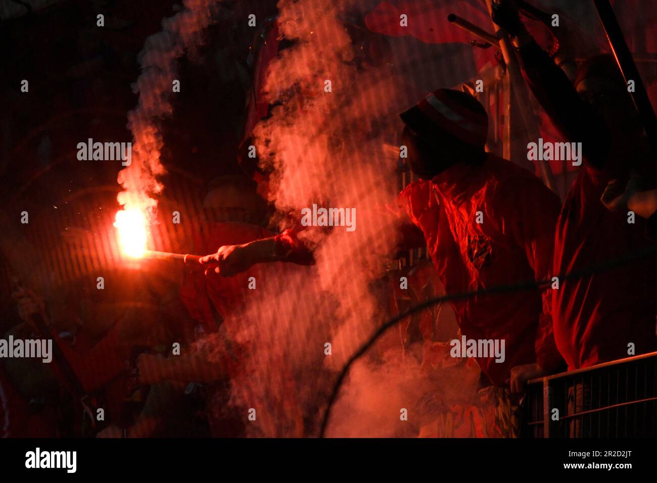 BayArena Leverkusen Germania 18.5.2023 Calcio: Europa League Semifinale seconda tappa, Bayer 04 Leverkusen (B04, rosso) vs AS Roma (ASR, bianco) — Leverkusen tifosi bagliori luce Foto Stock