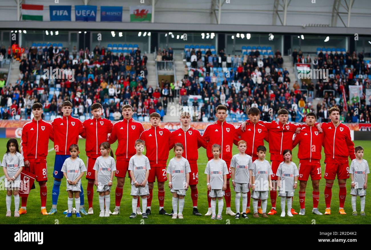 Budapest, Ungheria, 17 maggio 2023. La squadra del Galles si allinea durante la partita UEFA European Under-17 Championship 2023 tra Ungheria e Galles allo stadio Hidegkuti Nandor di Budapest, Ungheria. 17 maggio 2023. Credito: Nikola Krstic/Alamy Foto Stock