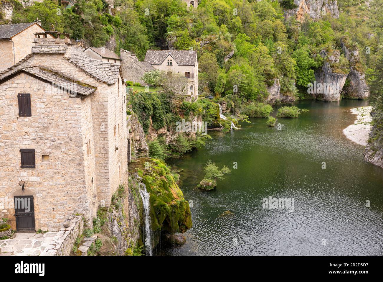 Paesaggio con la bella natura a Saint-Chély-du-Tarn e il fiume Tarn Foto Stock