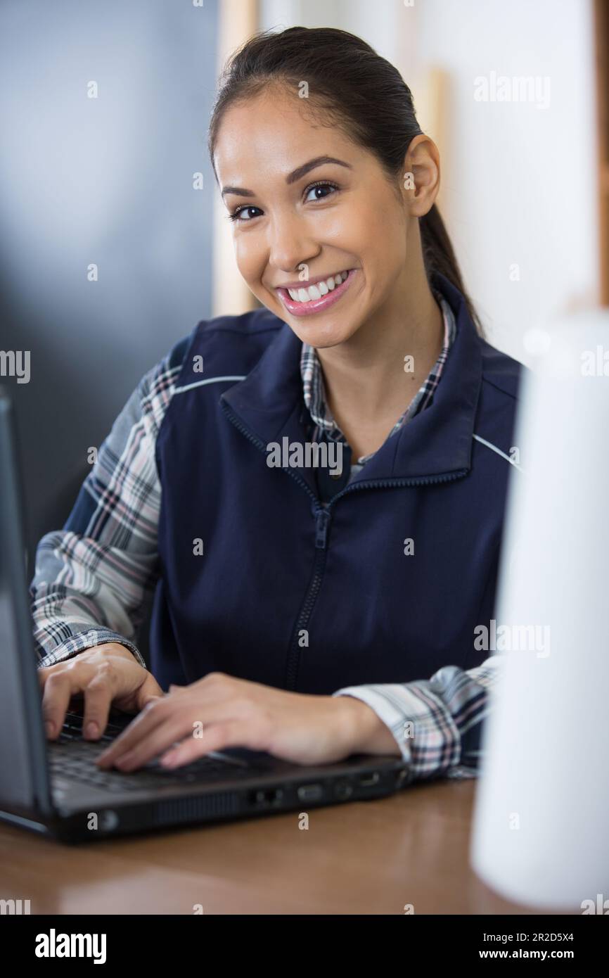 operatrice manuale di sesso femminile che utilizza un computer portatile Foto Stock
