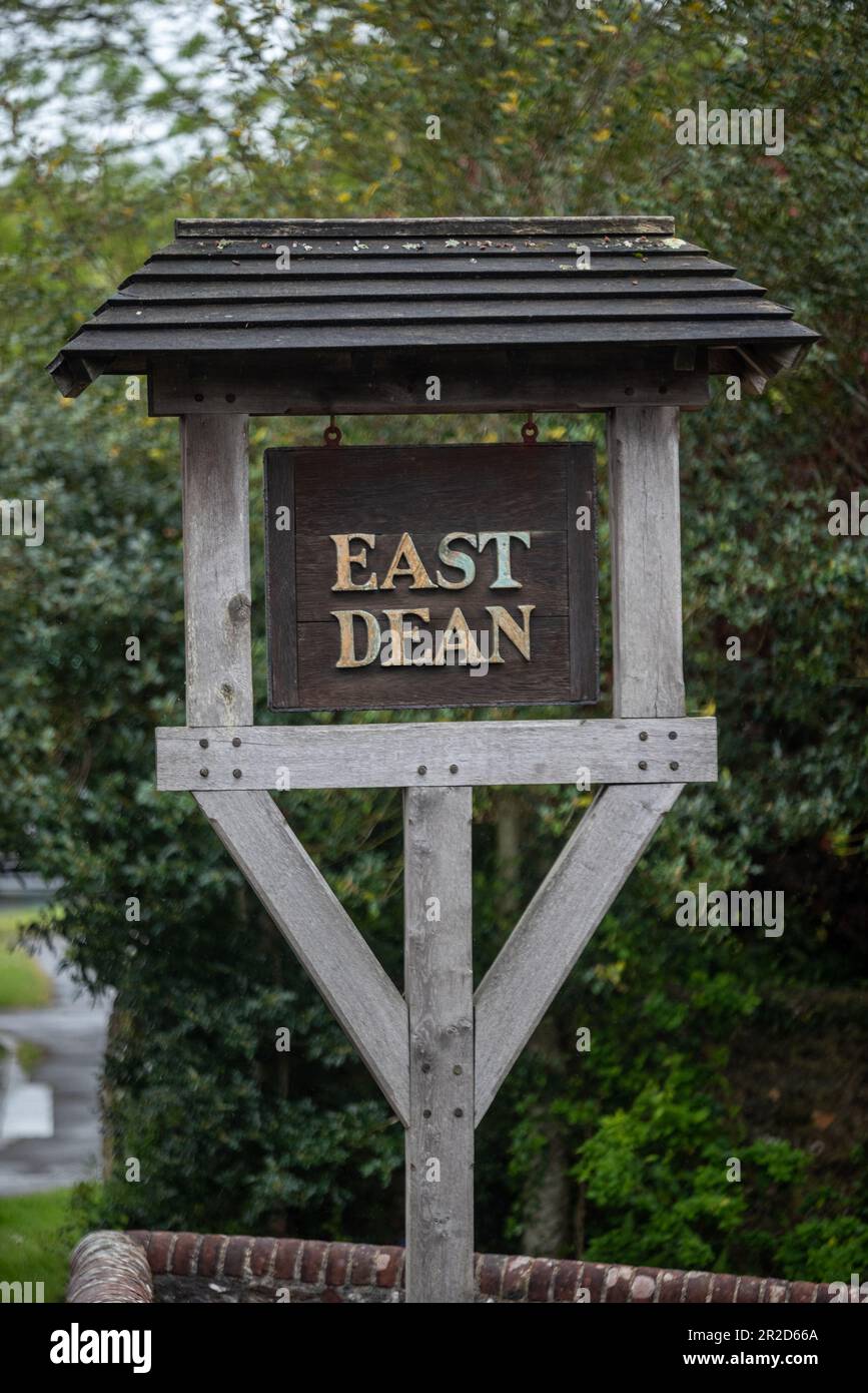 East Dean, 12th 2023 maggio: Il cartello del villaggio Foto Stock
