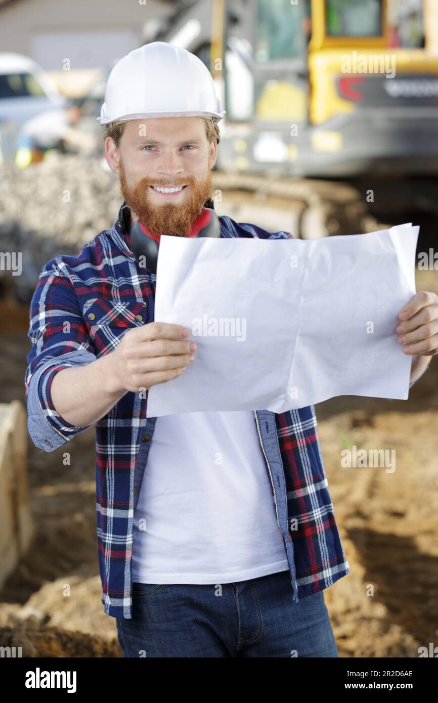 l'ingegnere civile sta esaminando il modello Foto Stock