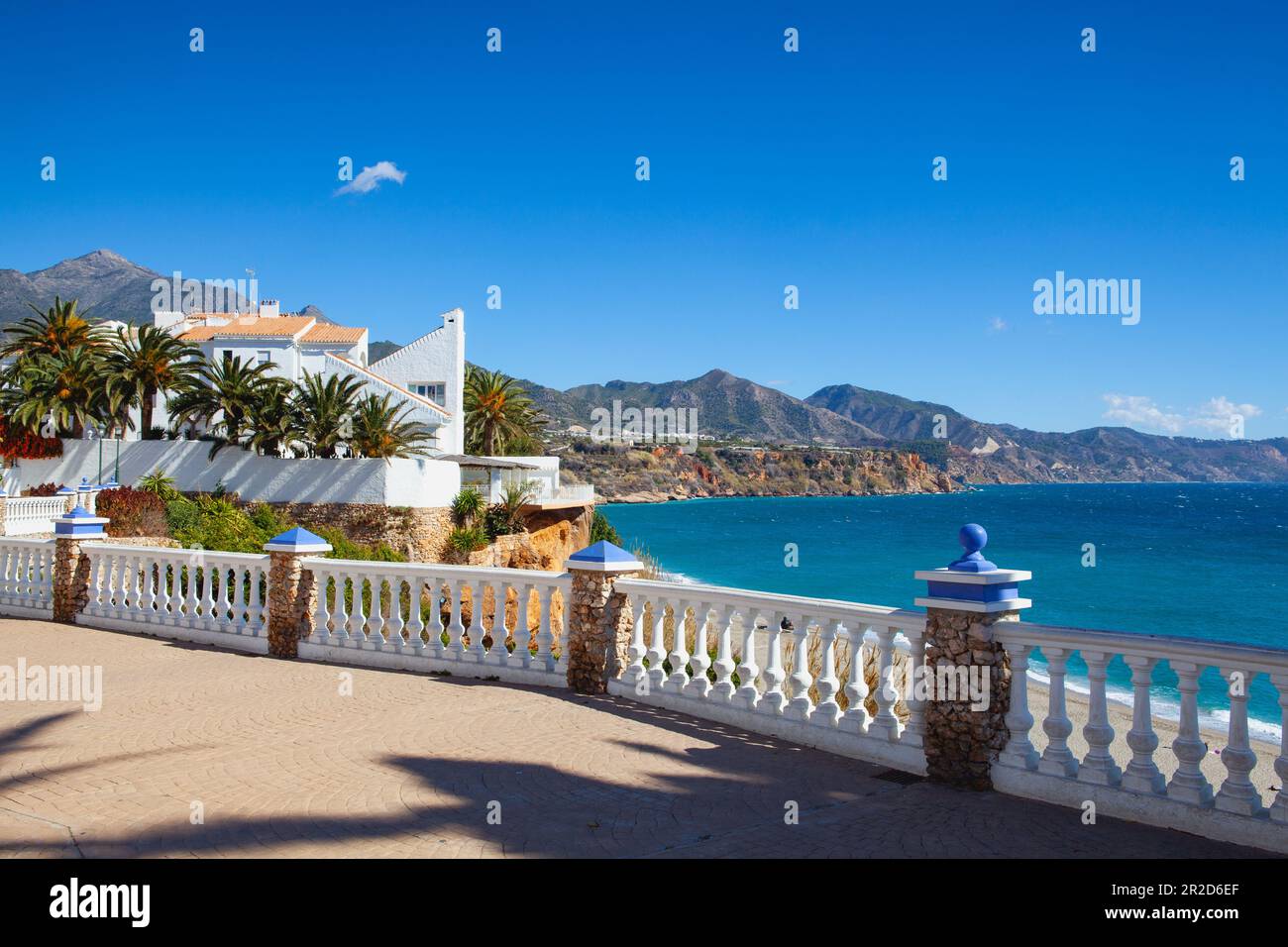 Passeggiata sopra le spiagge della città di Nerja, Spagna Foto Stock