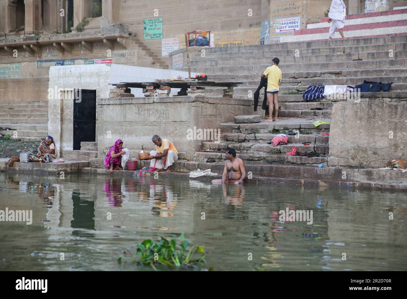 Persone Religiosi bagni nel fiume Gange, Varanasi India Foto Stock