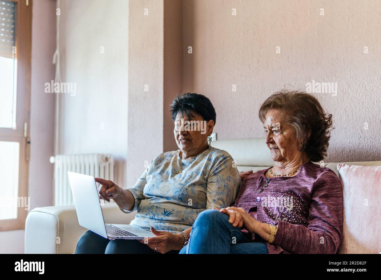 due donne anziane che guardano un film sul notebook Foto Stock