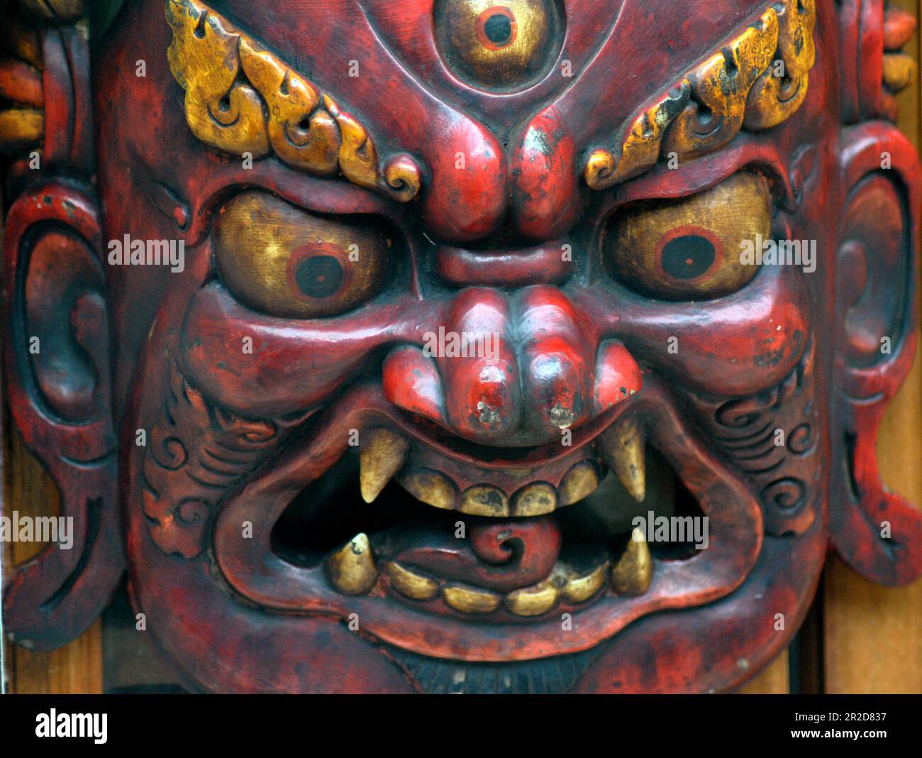 Maschera dei demoni buddisti visualizzata alla porta Foto Stock