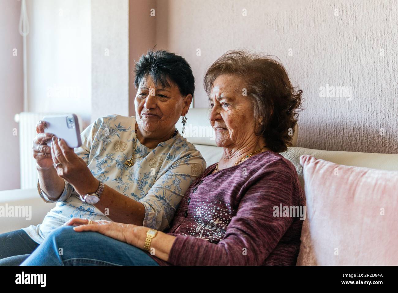 due donne più anziane che prendono un selfie Foto Stock