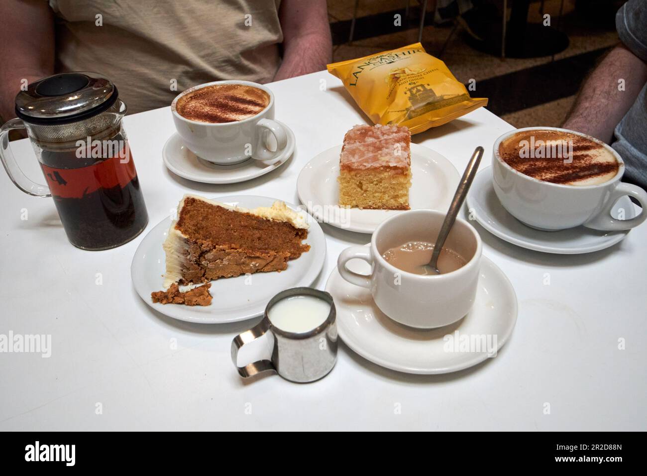 tè, caffè e torte su un tavolo in un caffè museo nel regno unito Foto Stock