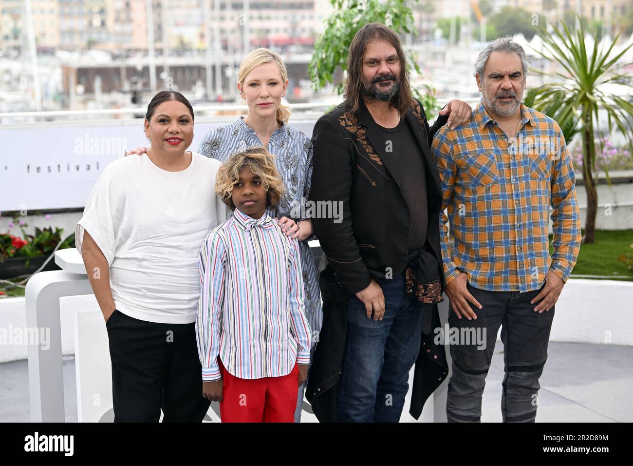 (Da sinistra a destra) Deborah Mailman, Assuan Reid, Cate Blanchett, Warwick Thornton e Wayne Blair partecipano alla fotocellula per il New Boy durante il Festival di Cannes 76th a Cannes, Francia. Data immagine: Venerdì 19 maggio 2023. Il credito fotografico dovrebbe essere: Doug Peters/PA Wire Foto Stock