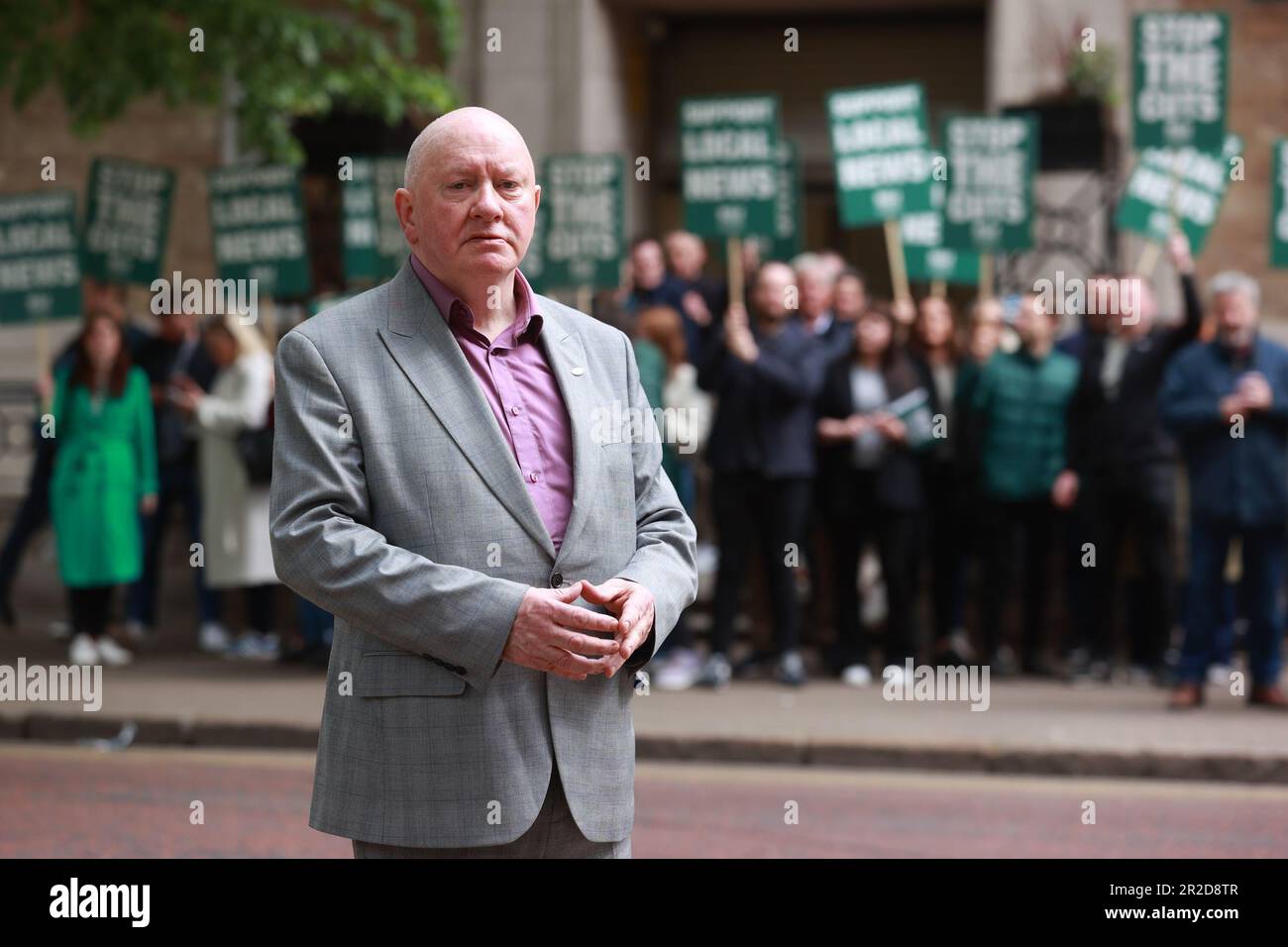 Seamus Dooley, assistente segretario generale della NUJ con i giornalisti della BBC NI sulla linea picket della BBC NI, Broadcasting House di Belfast. Più di 200 giornalisti della BBC saranno in sciopero mentre i risultati delle elezioni locali in Irlanda del Nord inizieranno ad arrivare. Data immagine: Venerdì 19 maggio 2023. Foto Stock