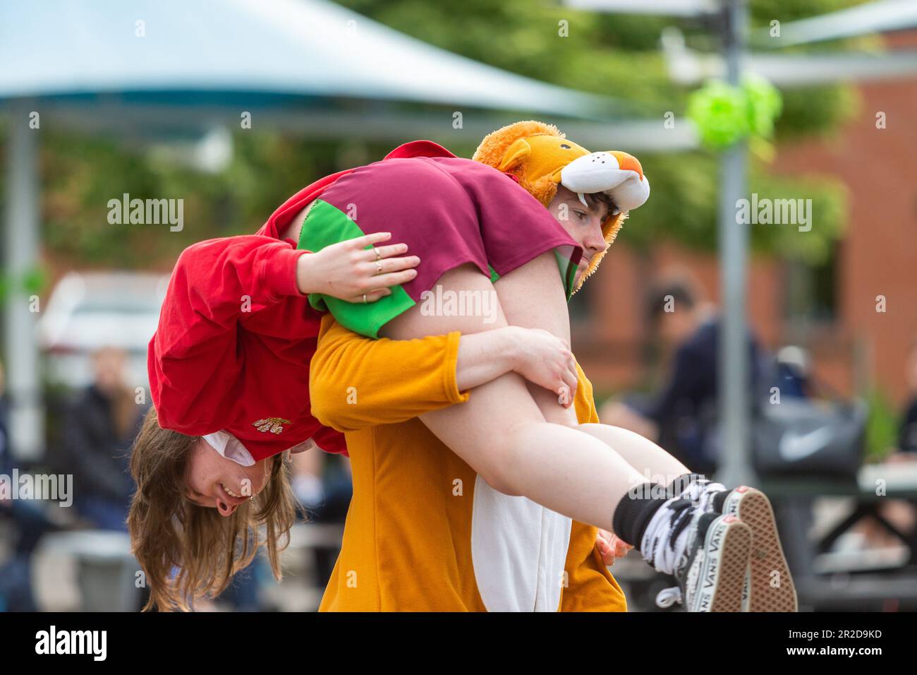 Bewdley, Worcs, Regno Unito. 19th maggio, 2023. Gli studenti della sesta forma alla scuola di Bewdley e della sesta forma a Bewdley, Worcestershire, celebrano l'ultima giornata a scuola vestendosi e divertendosi, anche se sono ancora seduti agli esami di livello A. Secondo i profili di grado DFE e OFQUAL per I Livelli A quest'anno tornerà al profilo di grado pre-pandemico 2019, e gli insegnanti ritorneranno agli standard 2019 come base per i gradi previsti. Credit: Peter Lopeman/Alamy Live News Foto Stock