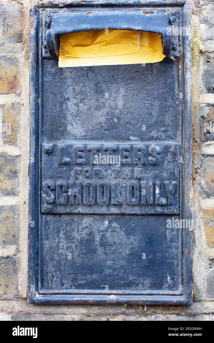 Scatola della lettera della scuola vittoriana indossata nel muro della scuola, leggendo 'lettere solo per la scuola' Foto Stock