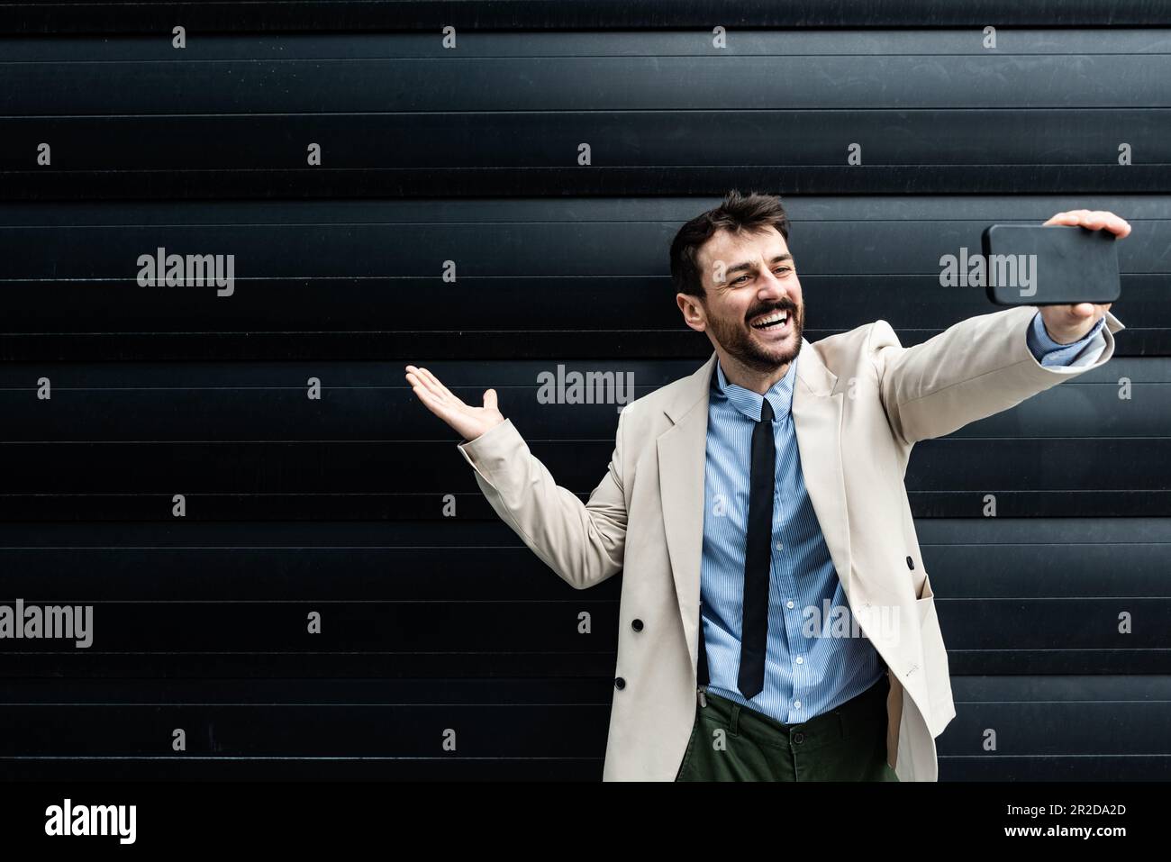 Ritratto di un giovane uomo d'affari di successo, direttore delle vendite, capo e caposquadra in piedi di fronte ad un edificio di uffici. Responsabile ed esperto della persona di affari Foto Stock