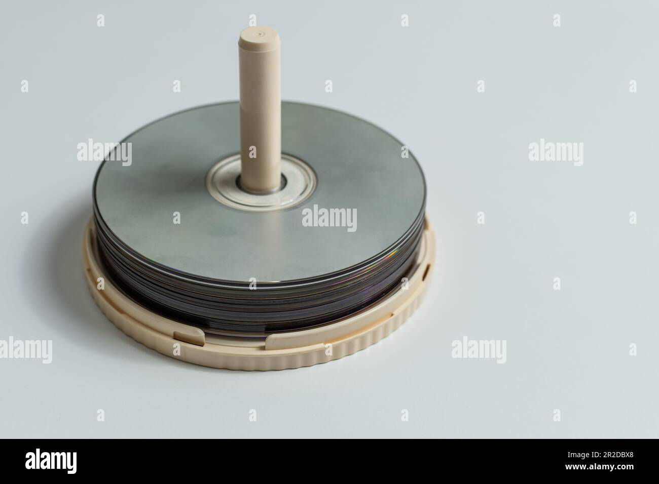 Un sacco di vecchi CD che raffigurano la tecnologia degli anni '90s, pile di CD, musica vecchia e vecchi film. Che sono stati utilizzati impilati in barre e messo su un bianco Foto Stock