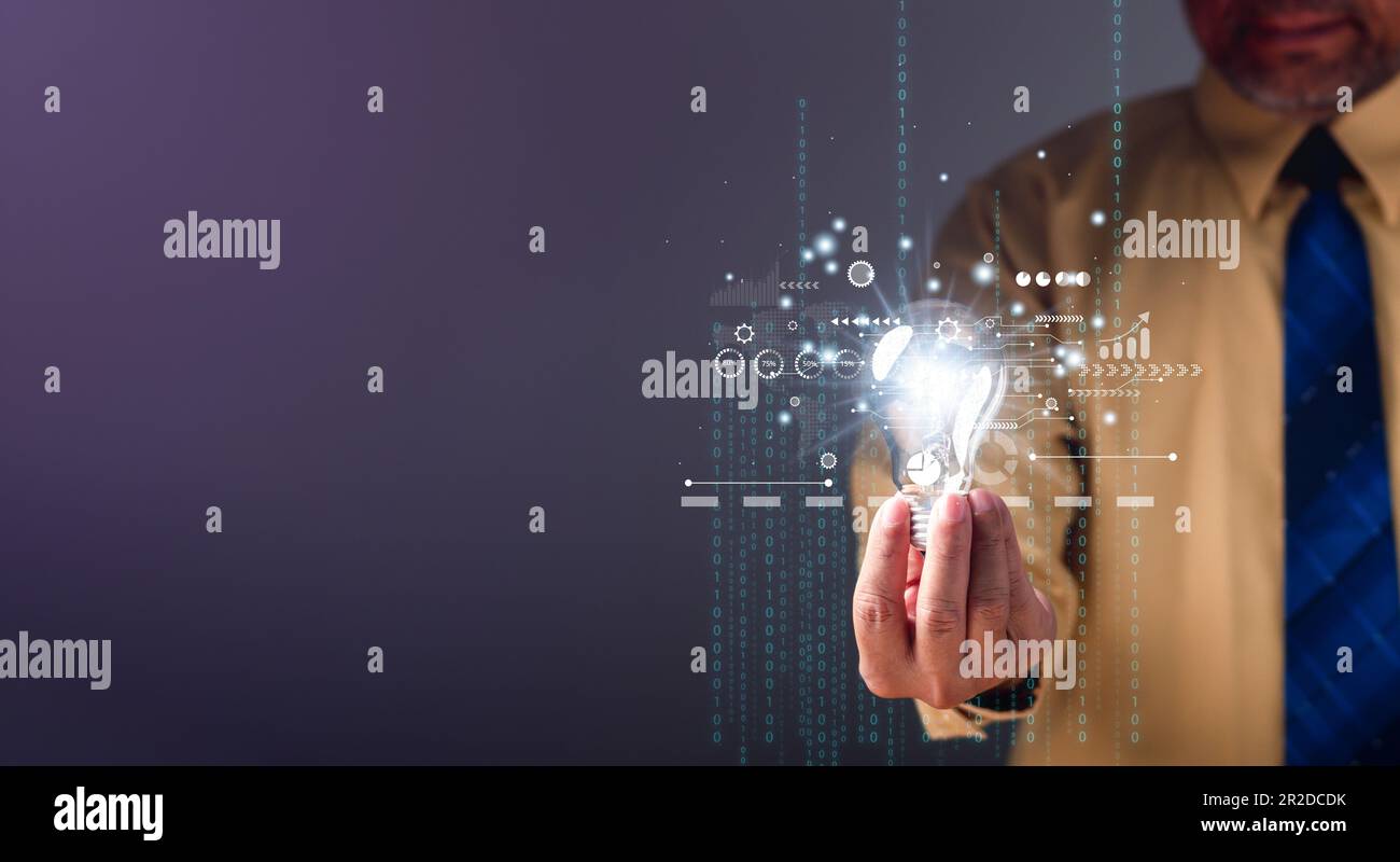 Uomo d'affari mano holding lampada icona lampadina connessione Internet globale. Applicazione globale per la connessione Internet aziendale tecnologia IoT digitale, marketing Foto Stock