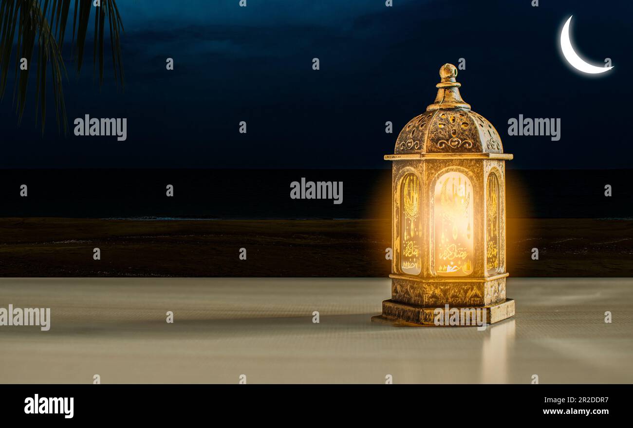 Lanterne arabe decorate con candele accese di notte su un tavolo di legno musulmano Ramadan Kareem. Copiare lo spazio a sinistra per il design o il contenuto. cielo, luna, un Foto Stock