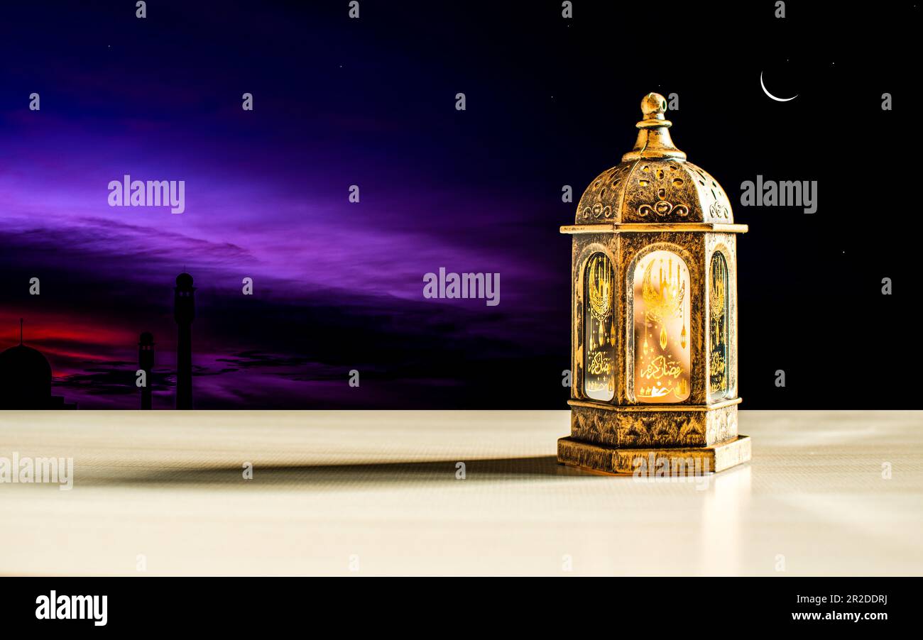 Lanterne arabe decorate con candele accese di notte su un tavolo di legno musulmano Ramadan Kareem. Copiare lo spazio a sinistra per il design o il contenuto. luna, cielo ni Foto Stock