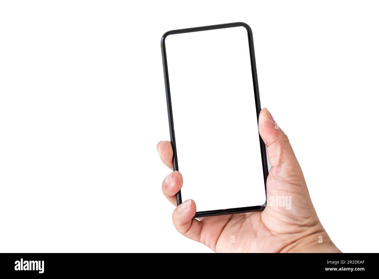 Primo piano, mano di messa a fuoco selettiva e solitaria che tiene in mano uno smartphone con uno schermo bianco e su uno sfondo bianco, concetto, tecnologia, comunicazione, online, Foto Stock