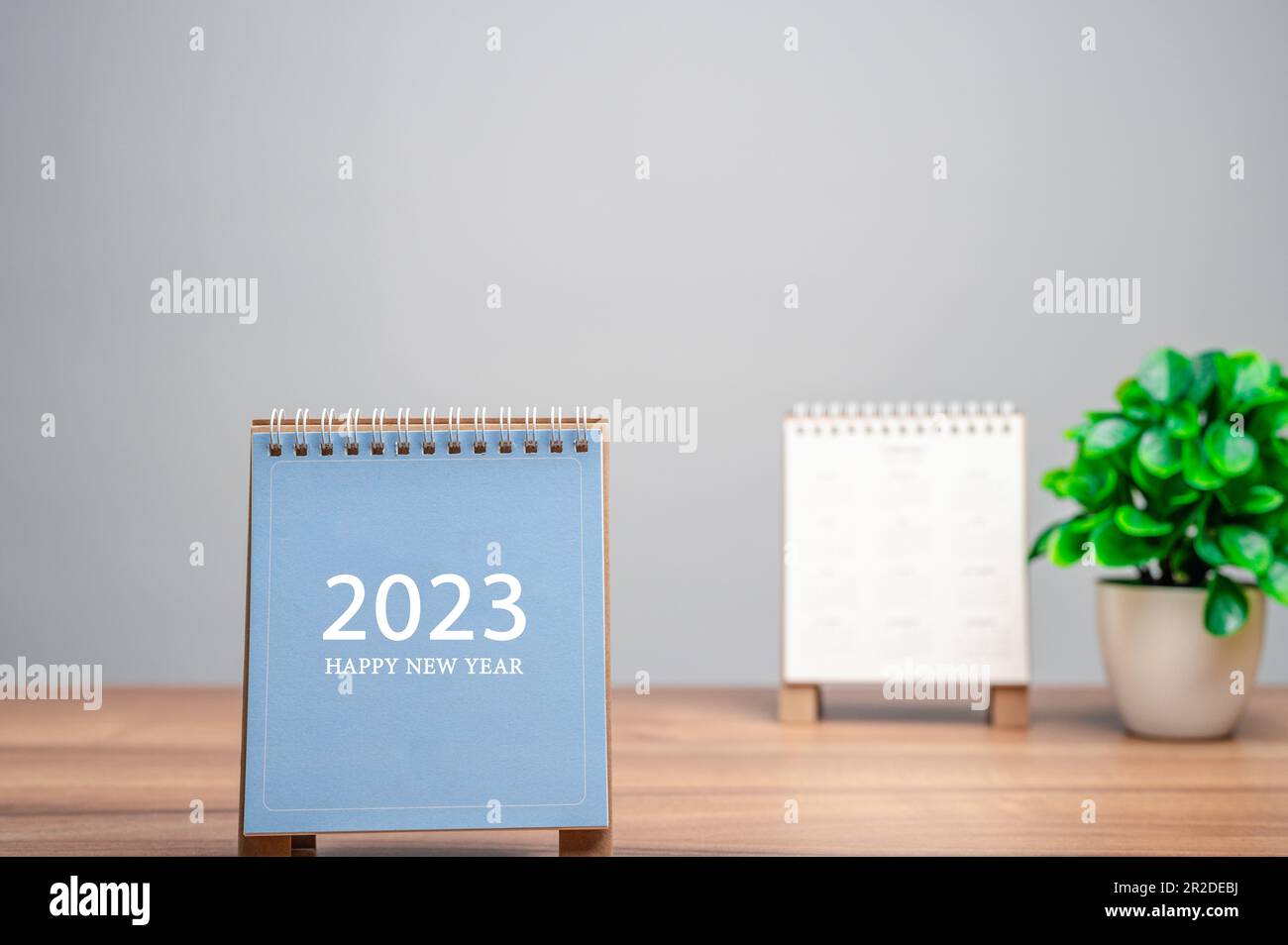 Calendario da tavolo per 2023 su sfondo beige e bianco. piani e obiettivi per il prossimo anno. Due Calendari 2023 sul tavolo dell'ufficio. Pianificare il prossimo anno co Foto Stock