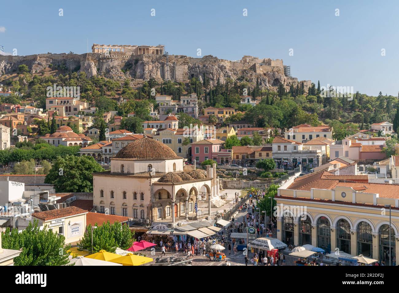 Atene (Grecia) 10 giugno 2022. Vista dall'alto di Atene in Grecia con gente del posto e turisti in una giornata ordinaria. Foto Stock