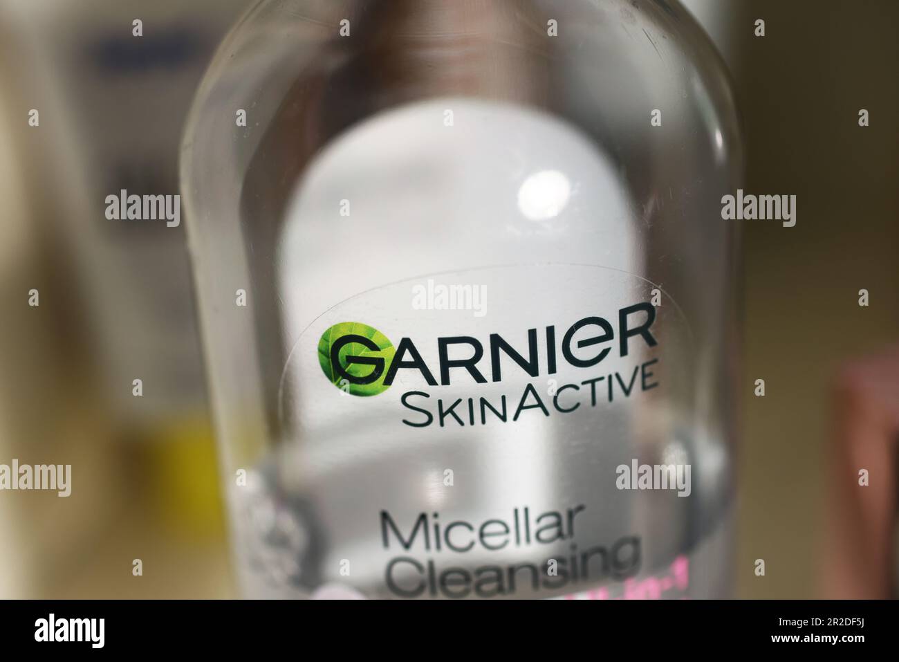 Diversi tipi di prodotti in bagno, Garnier skinactive skincare. Foto Stock