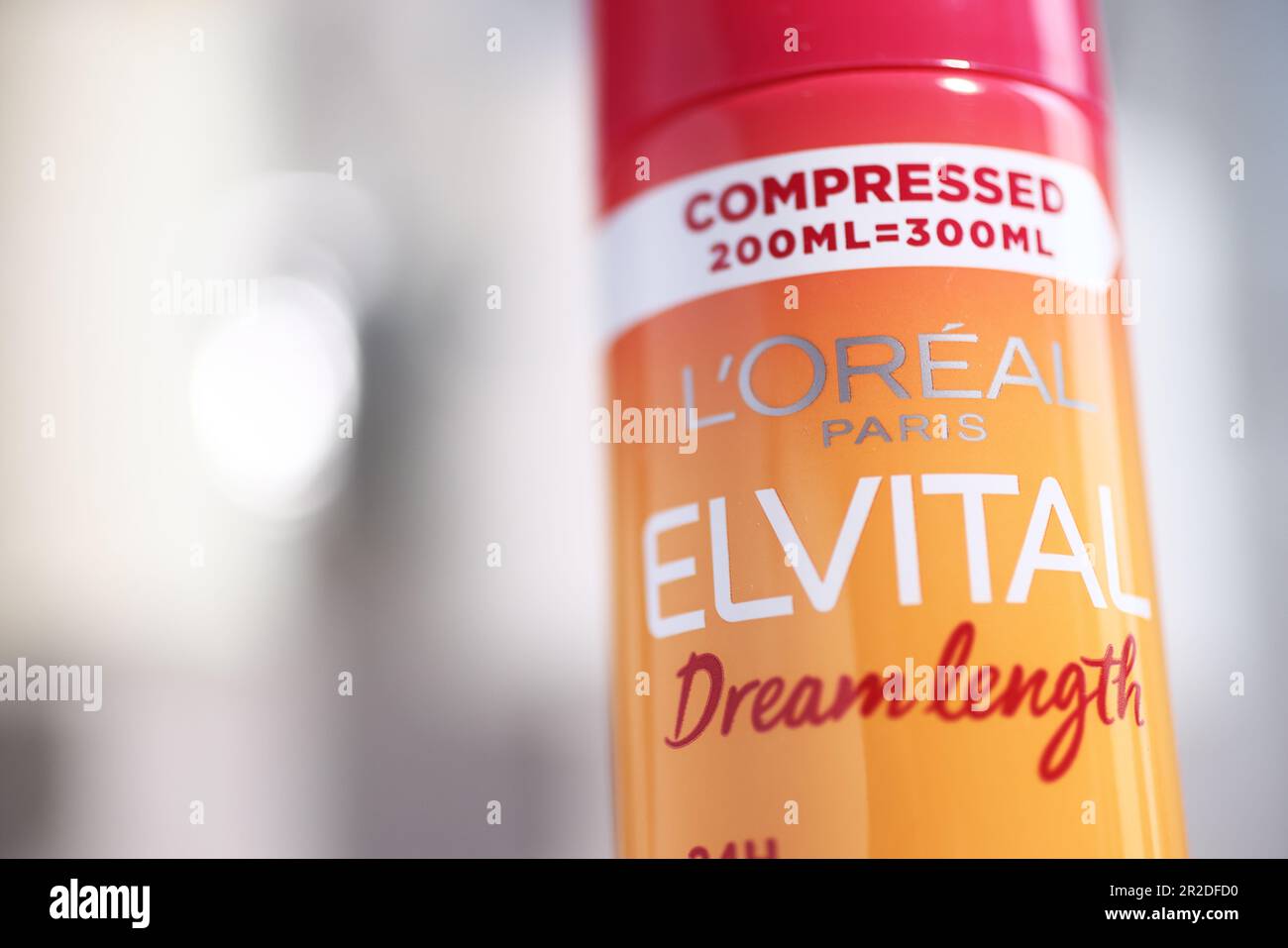 Diversi tipi di prodotti in bagno, Elvital Dream Length Air Volume Length Dry Shampoo da l'Oréal. Foto Stock