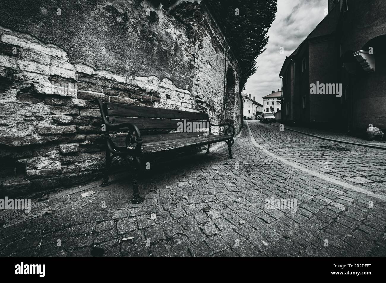 panca di legno vicino alle mura della città vecchia Foto Stock