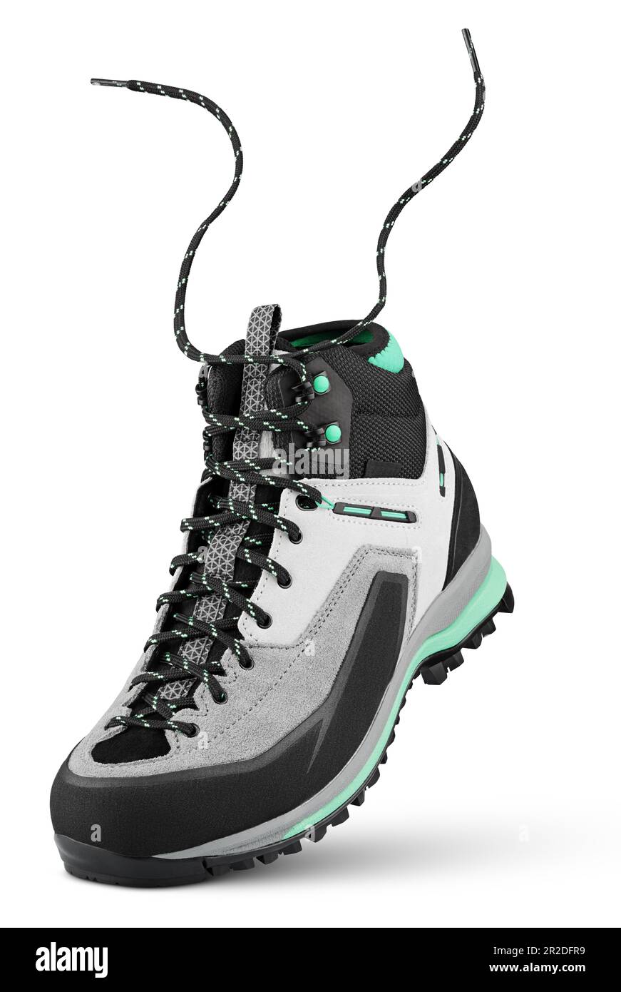 Nuovo scarpone da trekking sportivo con lacci volanti si erge sulla punta isolata su sfondo bianco. Scarpa da trekking invernale con percorso di ritaglio. Profondità di campo completa Foto Stock