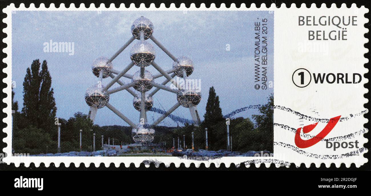 Atomium, simbolo di Bruxelles sul francobollo belga Foto Stock