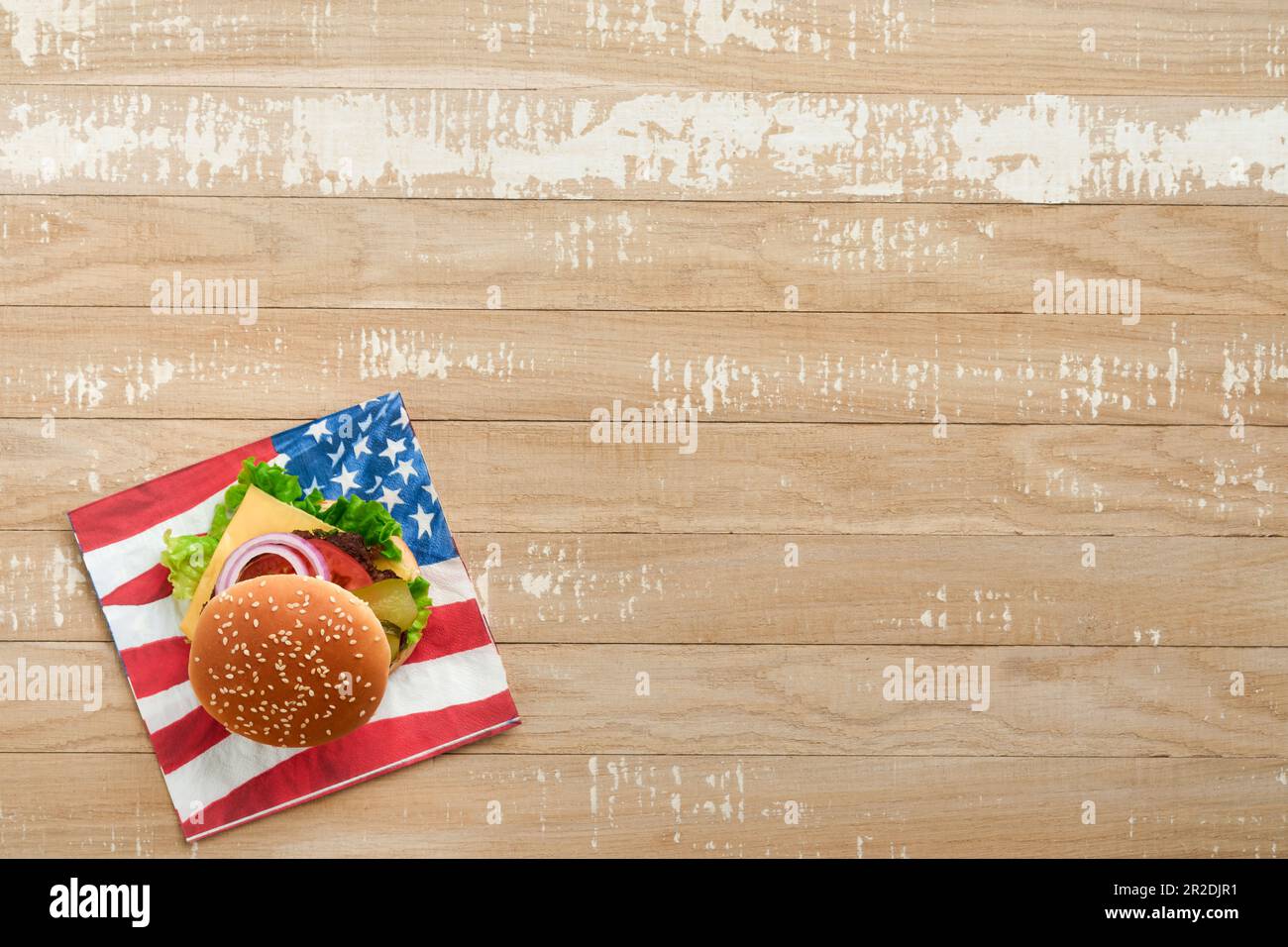 4th luglio, cucina tradizionale da picnic per l'American Independence Day. American Burger e cocktail, bandiere americane e simboli degli USA Patriotic picnic holida Foto Stock