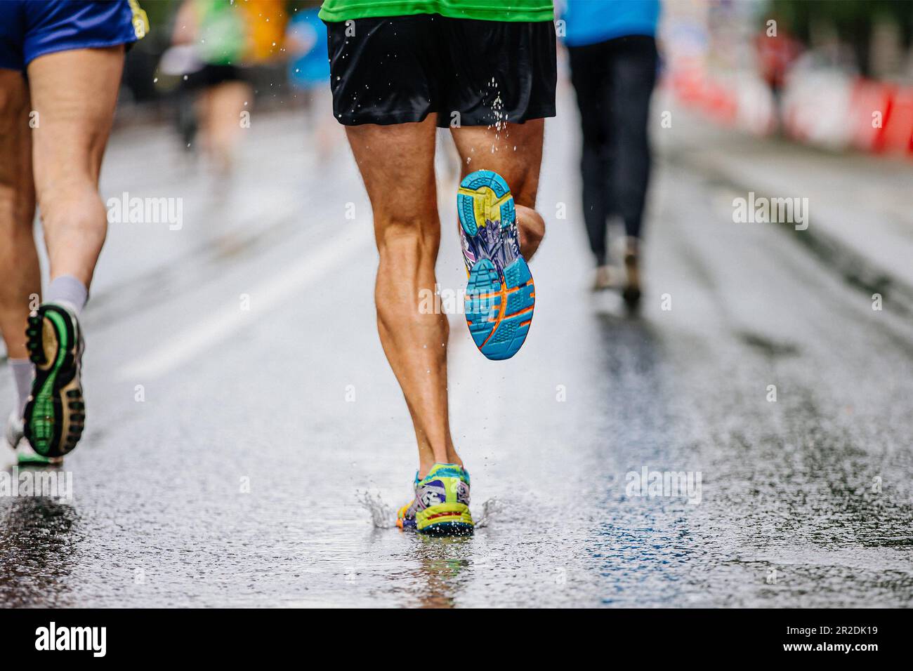 gambe atleta runner maschio correre maratona corsa su asfalto