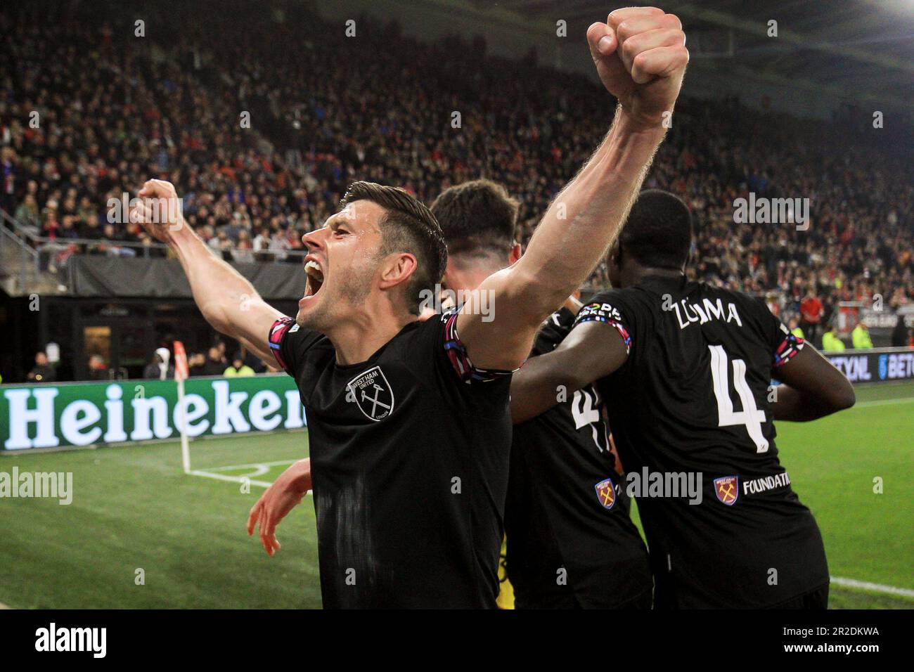 Amsterdam, Paesi Bassi. 18th maggio, 2023. Aaron Cresswell di West Ham United celebra il suo primo goal per ottenere il punteggio 1-0 durante la partita di seconda tappa della UEFA Conference League semi Final tra AZ Alkmaar e West Ham United allo stadio AFAS il 18th 2023 maggio ad Amsterdam, nei Paesi Bassi. (Foto di Daniel Chesterton/phcimages.com) Credit: PHC Images/Alamy Live News Foto Stock