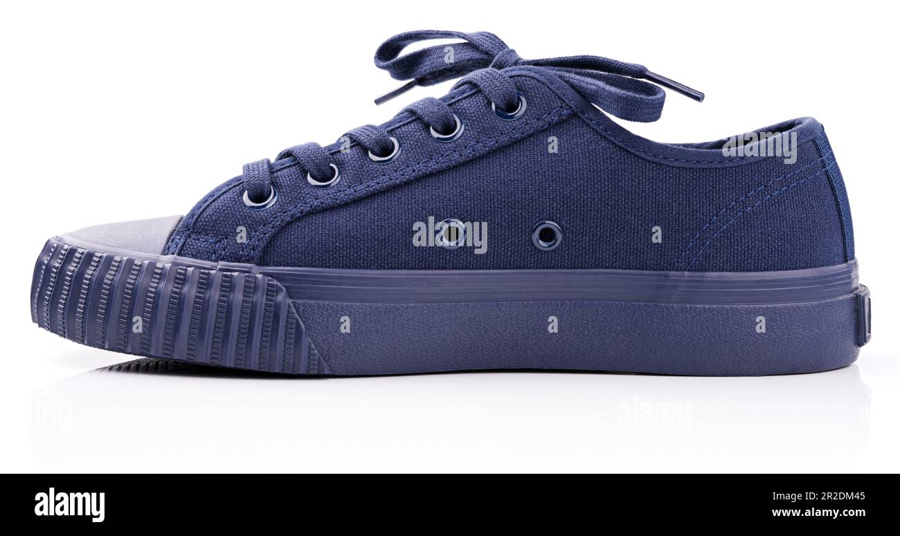 Sneaker casual blu isolate su sfondo bianco. Vista laterale. Profondità di campo completa Foto Stock