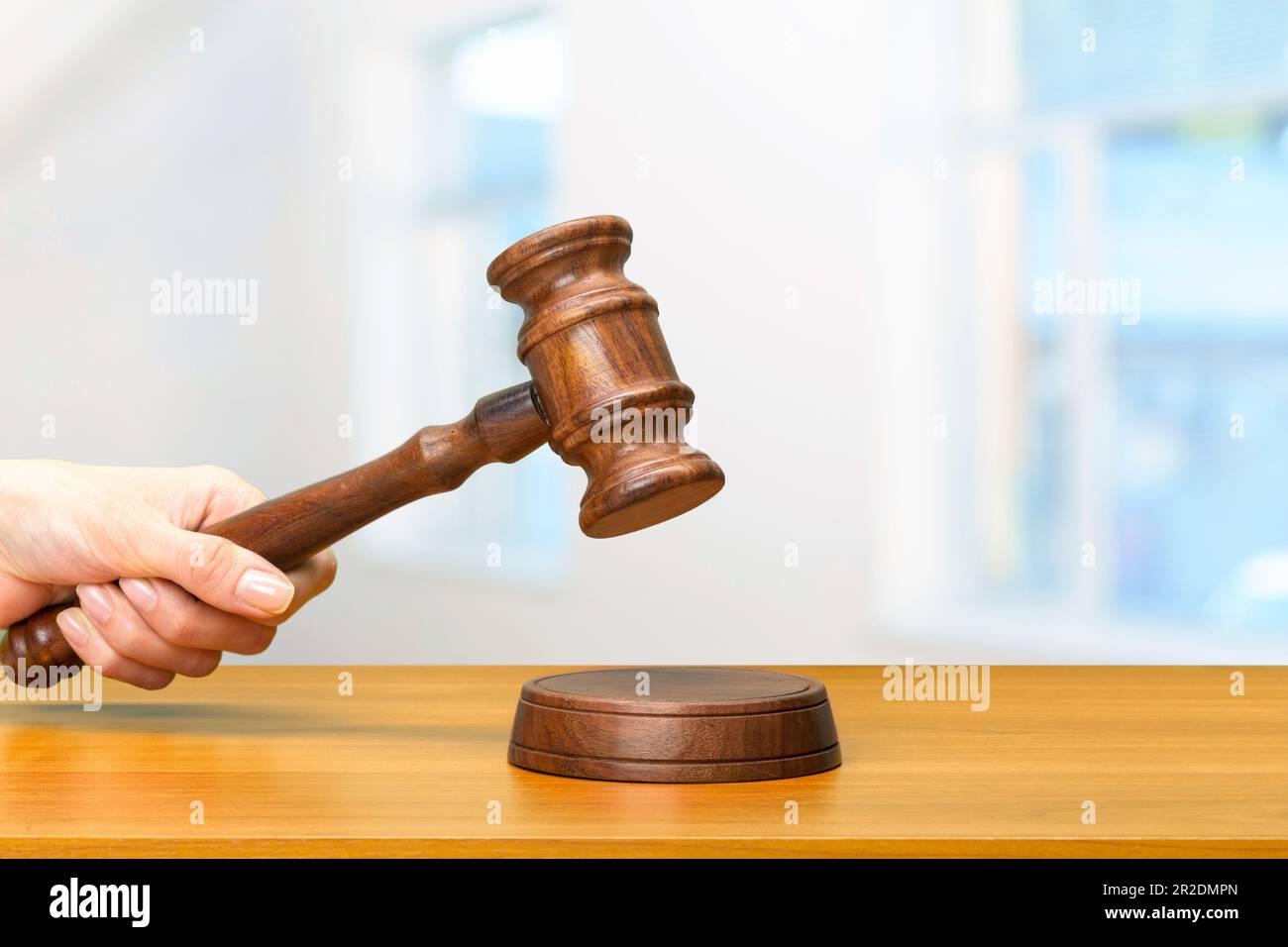 Someones mano azienda diritto in legno martello Foto Stock