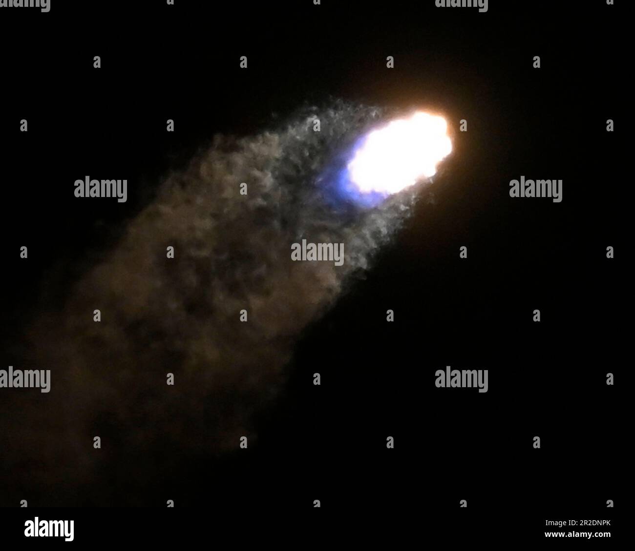 Un razzo SpaceX Falcon 9 lascia un controtolo quando passa una zona di massima pressione, lanciando 22 satelliti 'Starlink' di nuova generazione alle 2:19:00 dal complesso 40 presso la Cape Canaveral Space Force Station, Florida, venerdì 19 maggio 2023. Foto di Joe Marino/UPI Credit: UPI/Alamy Live News Foto Stock