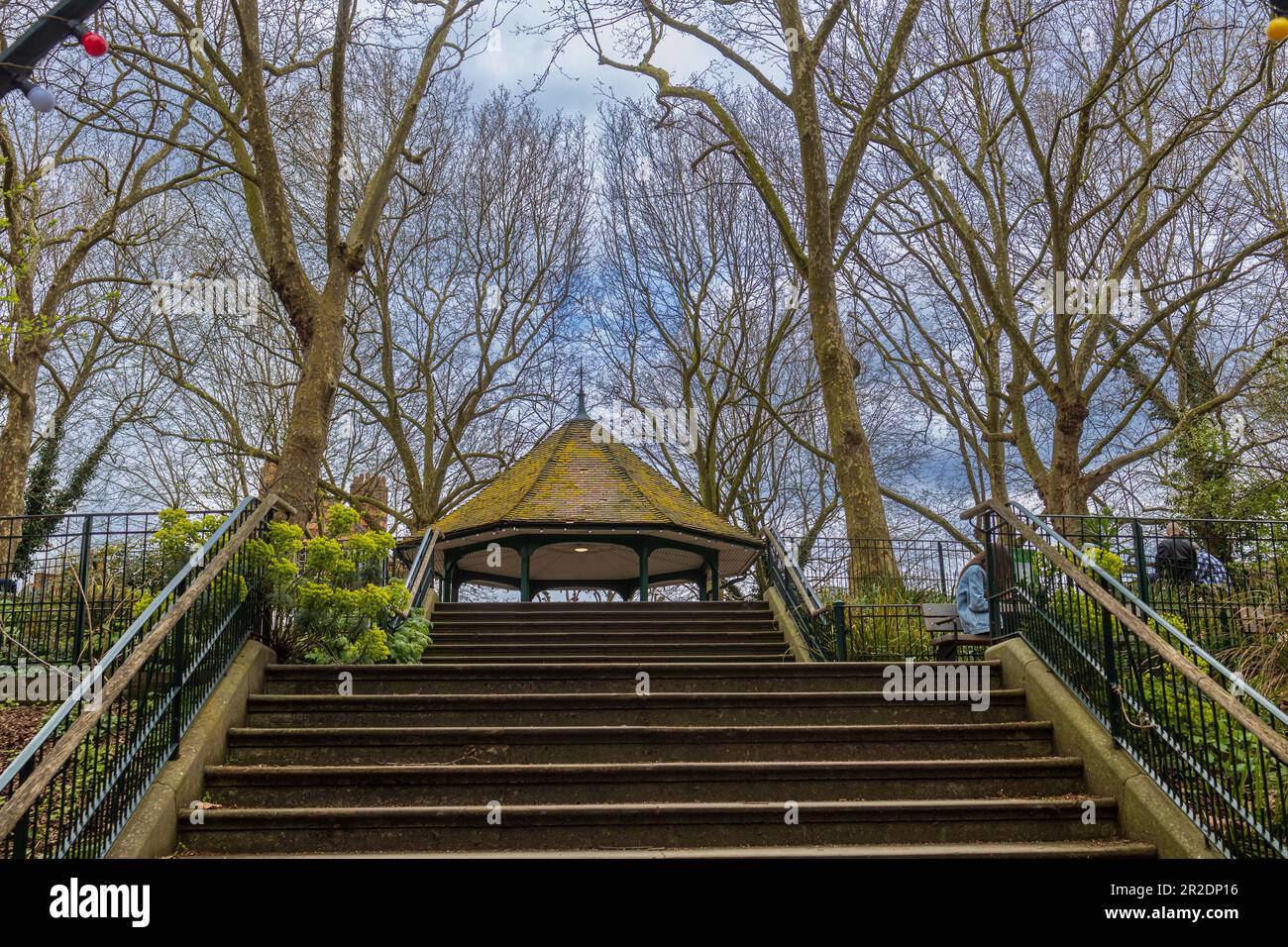 Londra, Regno Unito - Aprile 2 2023: Gazebo in Boundary Gardens ad Arnold Circus, Shoreditch Foto Stock