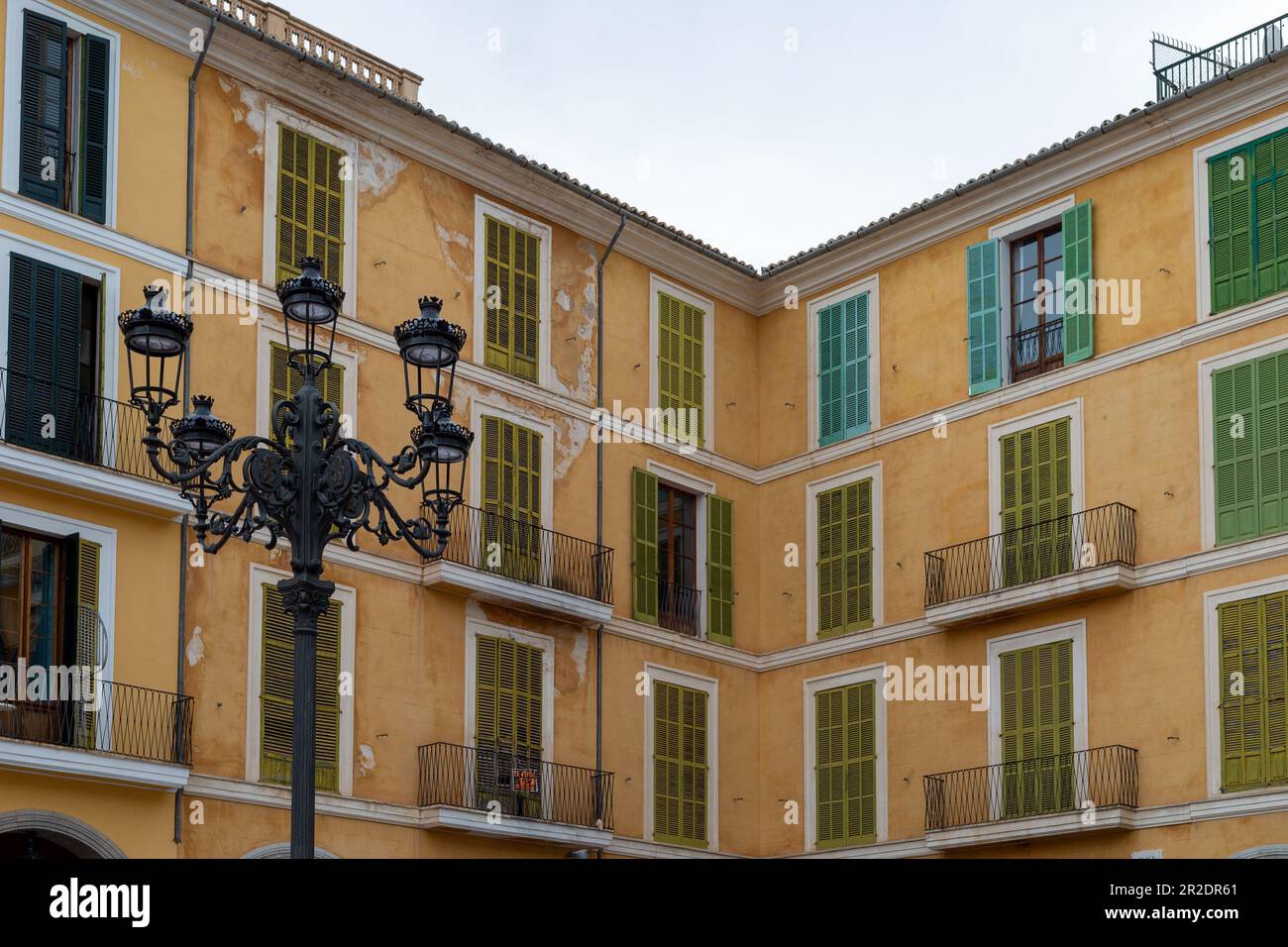 Palma, Maiorca, Spagna - 13 maggio 2023: Facciata in costruzione con balconi e persiane in Plaza Major, Palma di Maiorca. Foto Stock