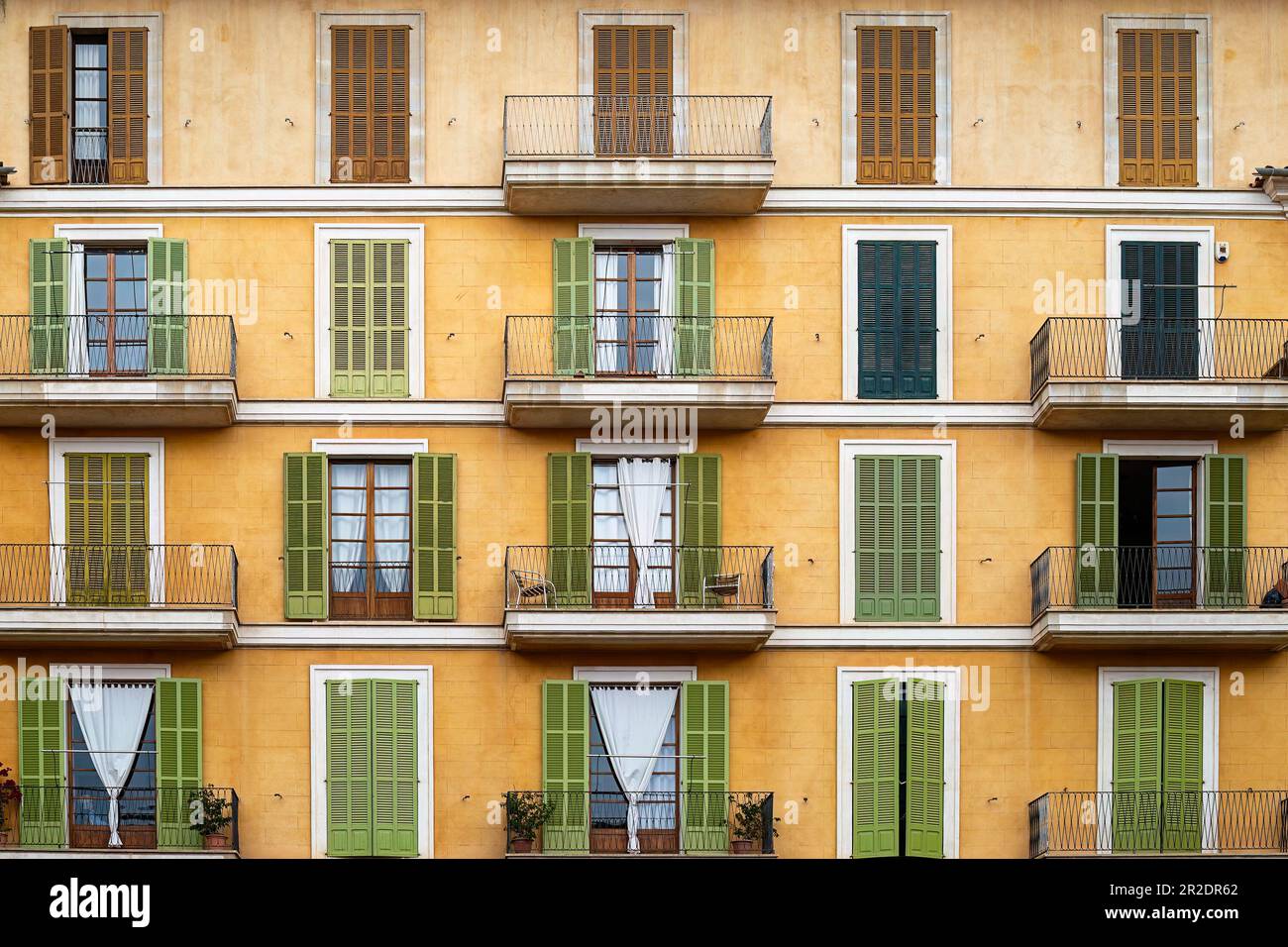 Palma, Maiorca, Spagna - 13 maggio 2023: Facciata in costruzione con balconi e persiane in Plaza Major, Palma di Maiorca. Foto Stock