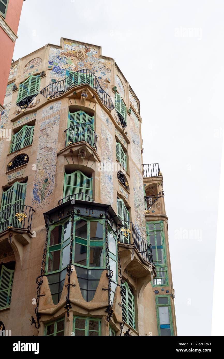 Palma, Maiorca, Spagna - 13 maggio 2023: Guardando verso un tipico edificio spagnolo, architettura angolare Foto Stock