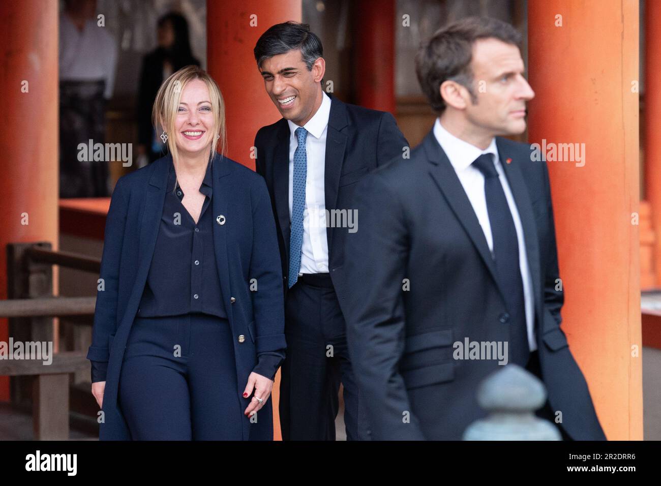 (Da sinistra a destra) il Premier italiano Giorgia Meloni, il primo ministro Rishi Sunak e il presidente francese Emmanuel Macron arrivano per la foto di famiglia al Santuario di Itsukushima durante il vertice del G7 a Hiroshima, in Giappone. Data immagine: Venerdì 19 maggio 2023. Foto Stock