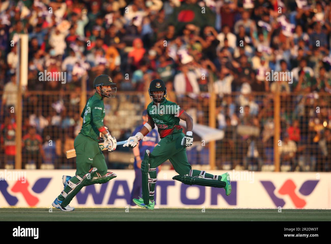 I Bangladesi sono tutti scopati da Shakib al Hasan (R) e dalla batteria del guardiano del wicket Liton Das (L) durante la terza giornata internazionale del Bangladesh-India (ODI) ma Foto Stock