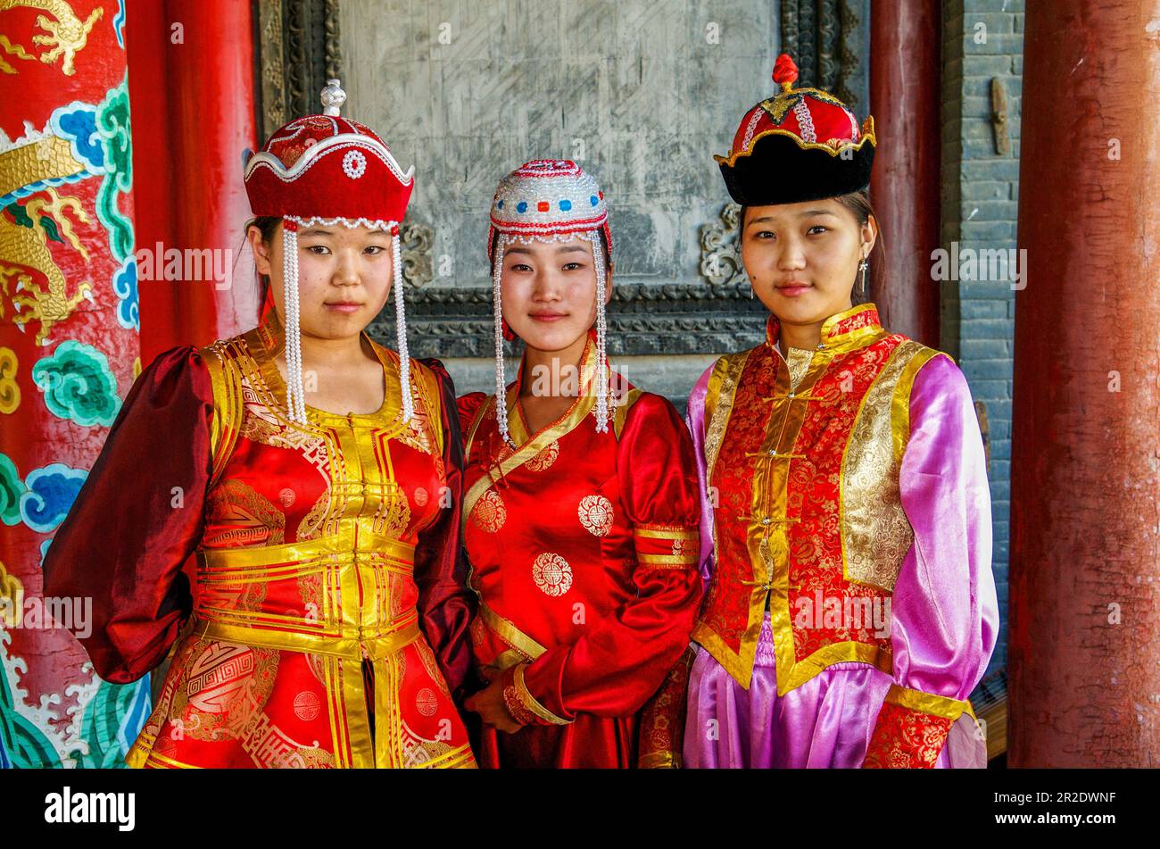 Giovani donne mongolo in abbigliamento tradizionale, Museo del Tempio di Choijin lama, Ulaanbaatar, Mongolia. Linea di credito: © Kraig Lieb Foto Stock