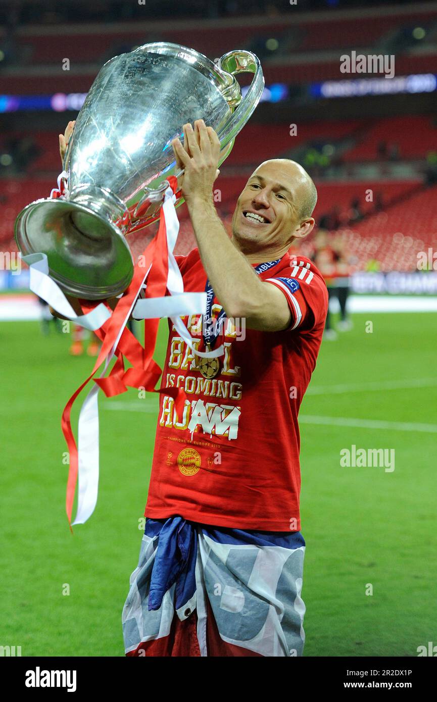 FOTO DI ARCHIVIO: 10 anni fa, il 25 maggio 2013, il Bayern Monaco ha vinto  la UEFA Champions League, Arjen ROBBEN (FC Bayern Monaco), giubilo, gioia,  entusiasmo, vincitore, sieger, Pokal, trofeo, coppa,