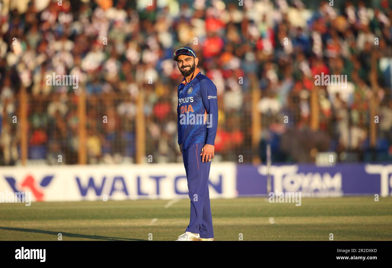 Virat Kohli ai tifosi durante la terza partita Internazionale di un giorno (ODI) del Bangladesh-India allo Stadio Zahur Ahmed Chowdhury, Sagorika, Chattogr Foto Stock