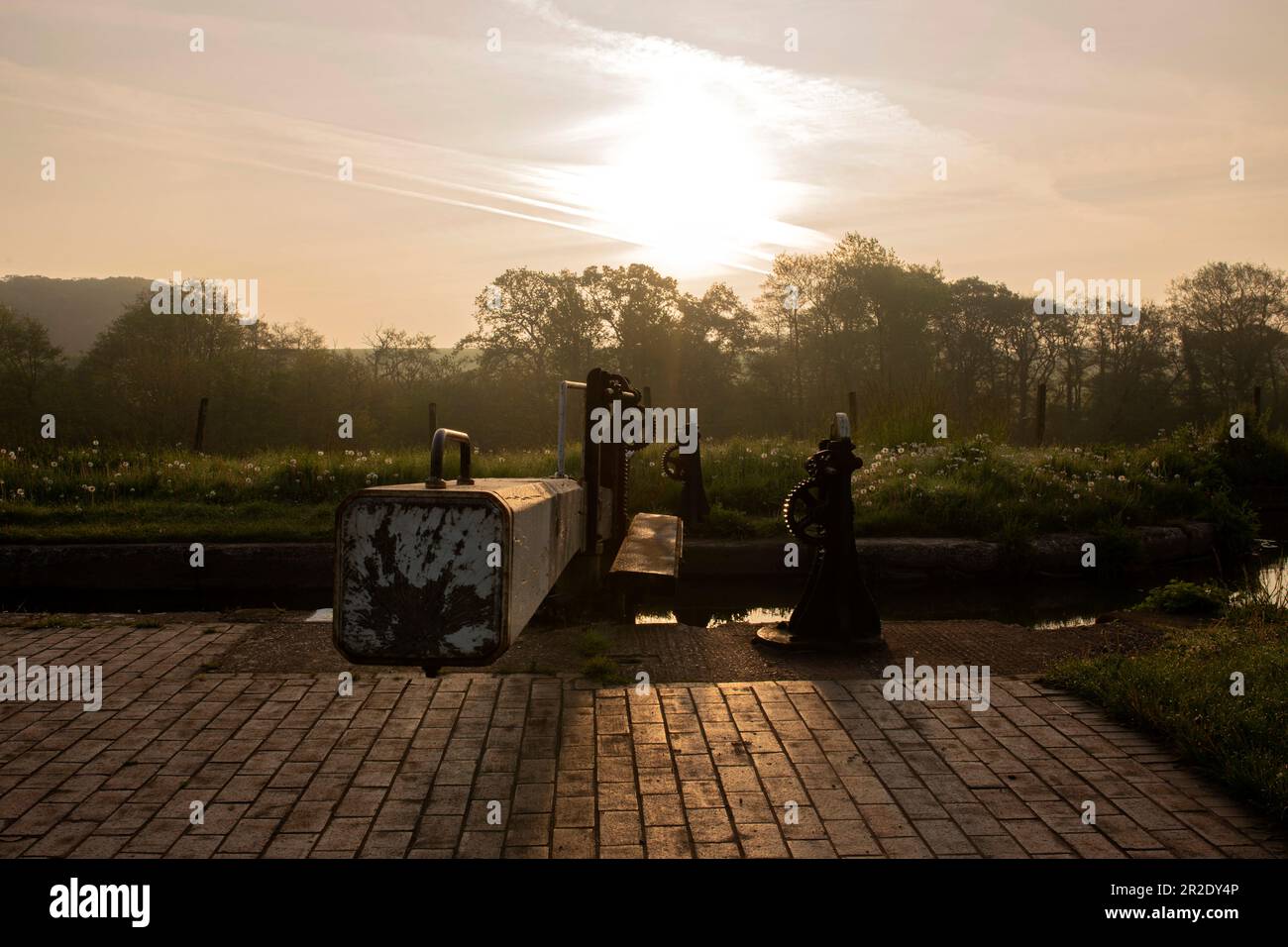 Cancello di chiusura del canale su una mattina soleggiata misty. Tyrley Locks sul canale Shropshire Union. Foto Stock