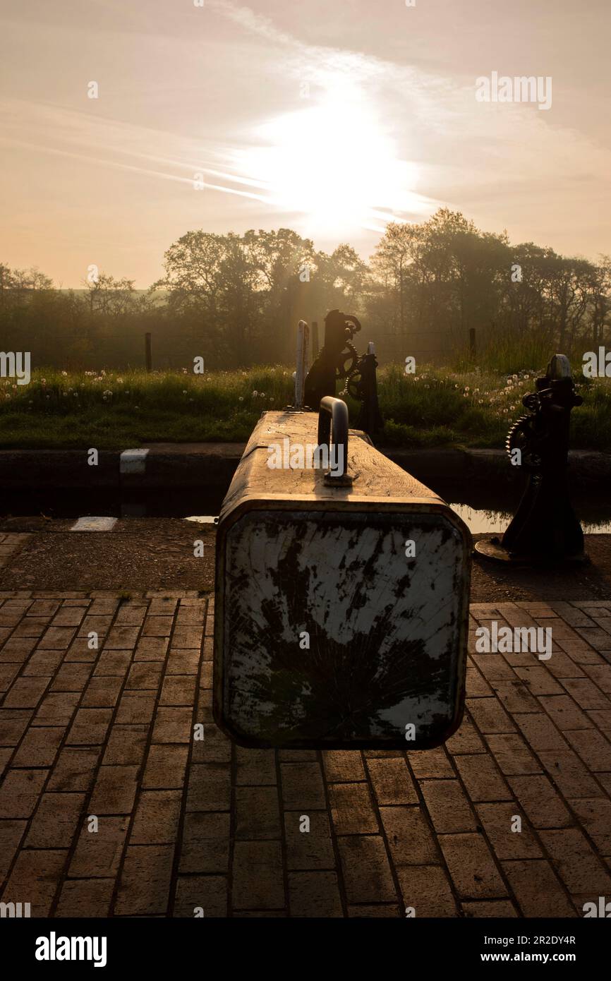 Cancello di chiusura del canale su una mattina soleggiata misty. Tyrley Locks sul canale Shropshire Union. Foto Stock