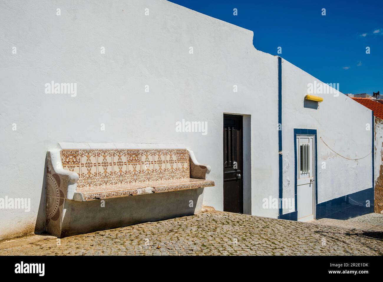 Splendida vista della panchina con piastrelle tradizionali portoghesi (azulejos), design e stile tipici portoghesi, sulla strada per la spiaggia di Fisherman (praia dos pesc Foto Stock