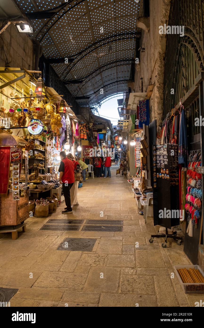 Gerusalemme, Israele - 10 aprile 2023. Mercato nel quartiere ebraico. Foto Stock