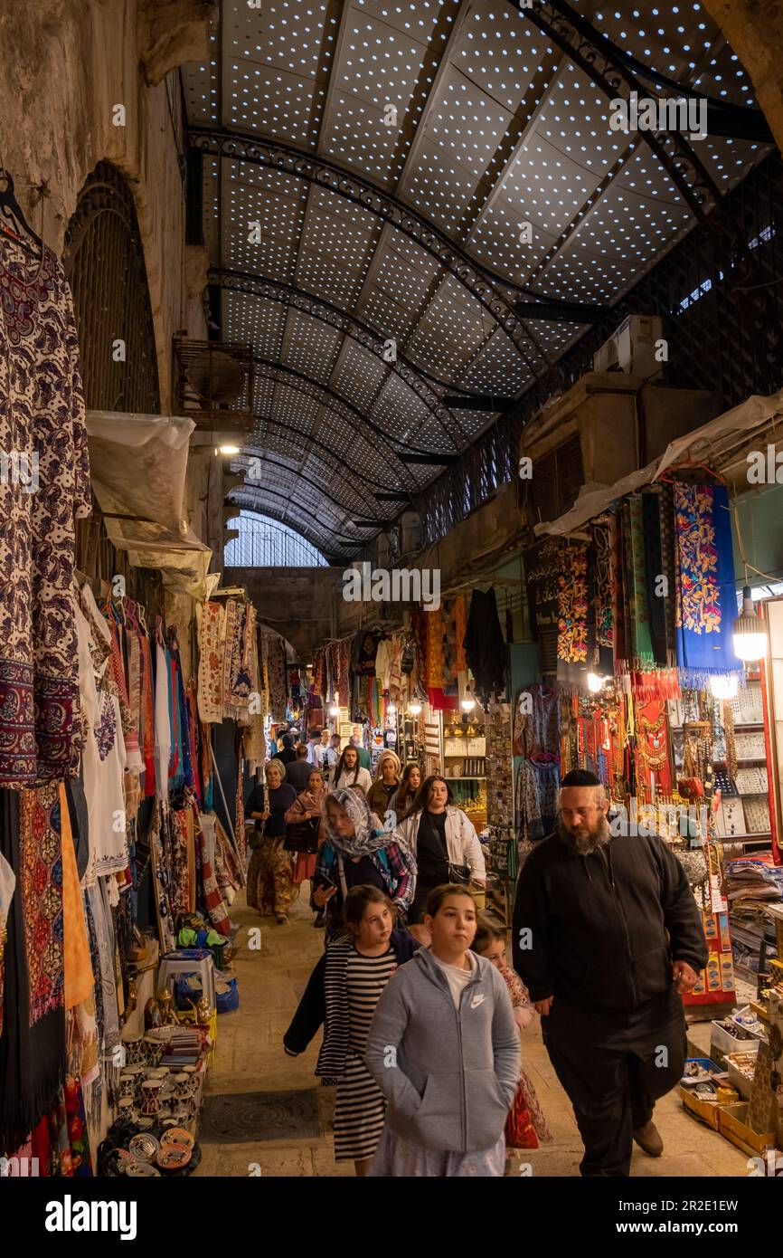 Gerusalemme, Israele - 10 aprile 2023. Mercato nel quartiere ebraico. Foto Stock