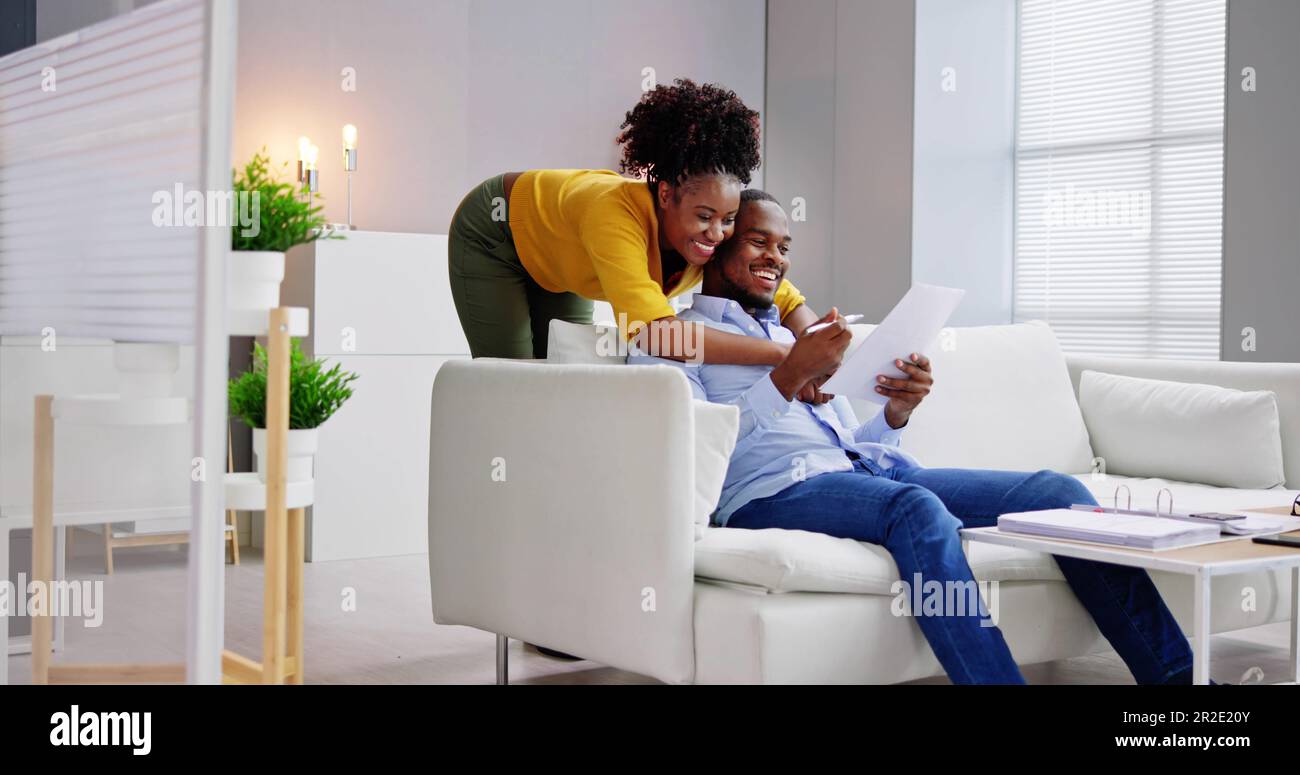 Lettera giovane Famiglia Coppia lettura Good News Paper Foto Stock